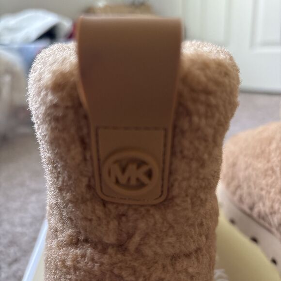 Michael Kors Winnie Bootie Tan Faux Curly Shearing Boot $175 New In Box Size 6 - Picture 6 of 6